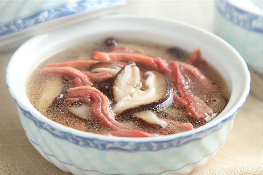 广东人煲猪肚汤有诀窍，别只会焯水，再多加1步，香浓奶白无腥味
